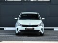 2020 Kia Rio IV Рестайлинг, белый - вид 2