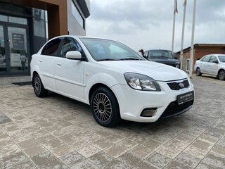 2009 Kia Rio II Рестайлинг, белый, 550000 рублей, вид 3