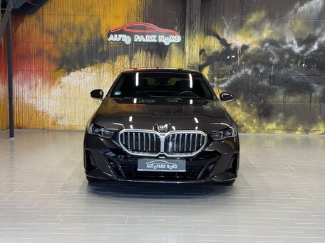 2024 BMW 5 серии 520i VIII (G60/G61/G68), чёрный, 7733800 рублей, вид 2