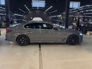 2022 BMW 5 серии 530i xDrive VII (G30/G31/G38) Рестайлинг, серый, 4900000 рублей, вид 4