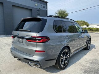 2022 BMW X7 40i I (G07) Рестайлинг, серебристый, 12490000 рублей, вид 4