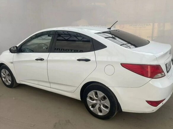 2015 Hyundai Solaris I Рестайлинг, белый, 620000 рублей - вид 4