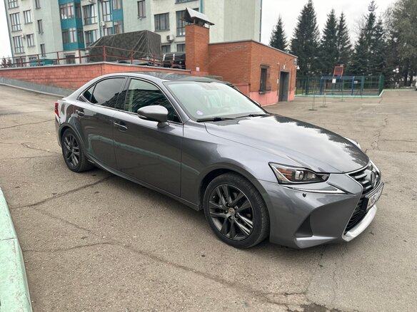 2019 Lexus IS 300h III Рестайлинг, серый, 2900000 рублей - вид 2