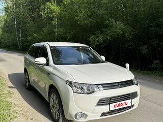 2014 Mitsubishi Outlander PHEV III Рестайлинг, белый, 1600000 рублей, вид 3