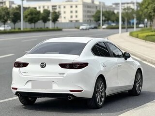 2022 Mazda 3 IV (BP), белый, 1650017 рублей, вид 4