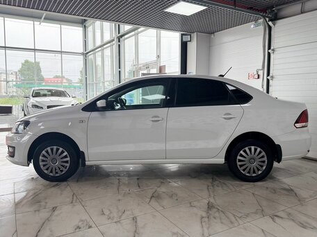2017 Volkswagen Polo V Рестайлинг, белый, 999000 рублей, вид 3