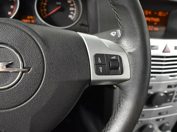 2011 Opel Astra H Рестайлинг, белый - вид 14