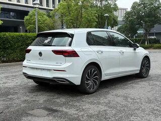 2022 Volkswagen Golf VIII, белый, 1542000 рублей, вид 4