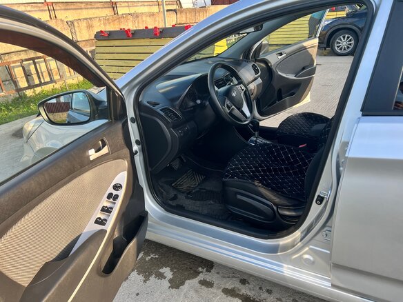 2013 Hyundai Solaris I, серебристый, 775000 рублей - вид 4