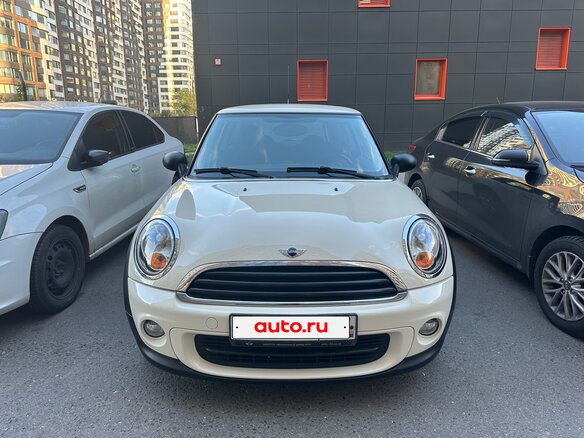 2011 Mini Hatch One II (R56) Рестайлинг, белый - вид 2