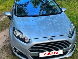2015 Ford Fiesta Mk6 Рестайлинг, серебристый, 800000 рублей, вид 1