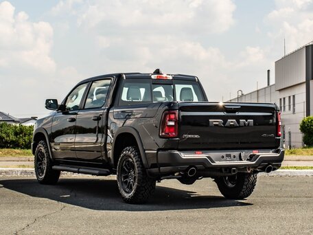2026 Ram 1500 Crew Cab V Рестайлинг, чёрный, 8750000 рублей, вид 3