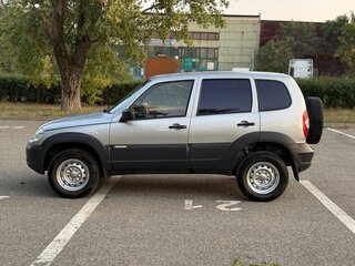 2013 Chevrolet Niva I Рестайлинг, серебристый, 580000 рублей, вид 2