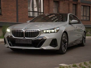 2024 BMW 5 серии 520i VIII (G60/G61/G68), серый, 7150000 рублей, вид 3