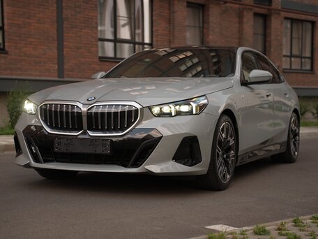 2024 BMW 5 серии 520i VIII (G60/G61/G68), серый, 7150000 рублей, вид 3