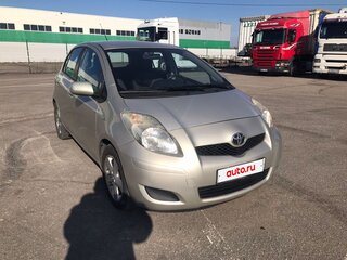 2009 Toyota Yaris II Рестайлинг, серебристый, 670000 рублей, вид 3
