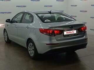 2017 Kia Rio III Рестайлинг, серебристый, 1074000 рублей, вид 4