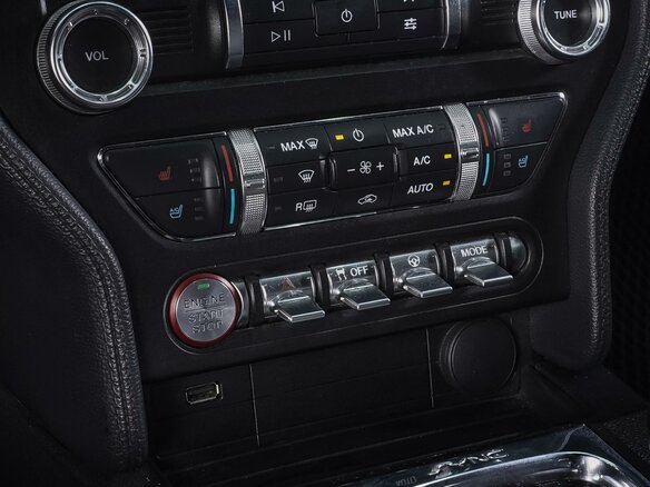 2019 Ford Mustang VI Рестайлинг, белый - вид 20