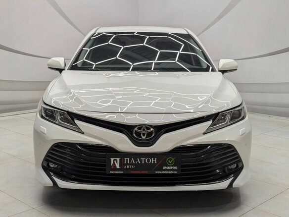 2020 Toyota Camry VIII (XV70), белый, 2495000 рублей - вид 1