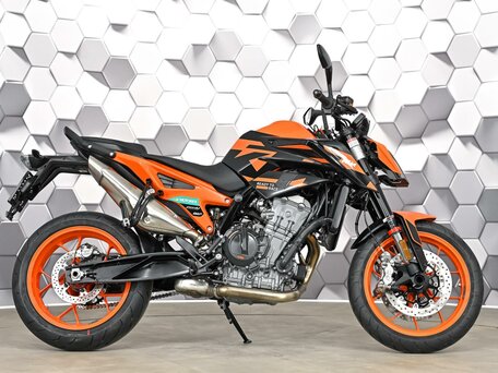 2023 KTM 890 Duke GP, оранжевый, 899000 рублей, вид 3