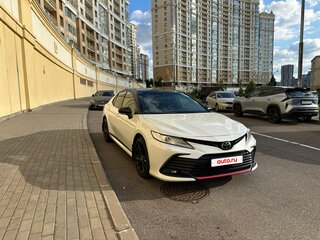 2021 Toyota Camry VIII (XV70) Рестайлинг, белый, 3500000 рублей, вид 3