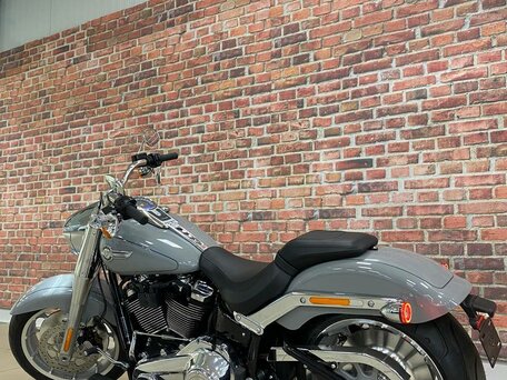 2024 Harley-Davidson Fat Boy, серый, 3500000 рублей, вид 3