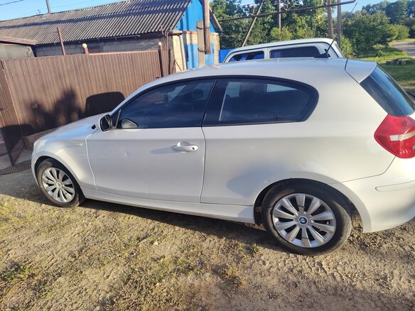 2010 BMW 1 серии 116i I (E81/E82/E87/E88) Рестайлинг, белый - вид 4