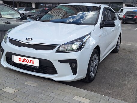 2019 Kia Rio IV, белый, 1090000 рублей, вид 1