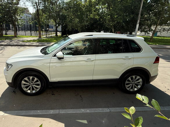 2017 Volkswagen Tiguan II, белый - вид 1