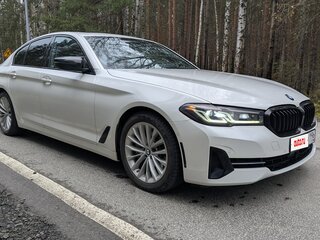 2021 BMW 5 серии 530i xDrive VII (G30/G31/G38) Рестайлинг, белый, 4990000 рублей, вид 3