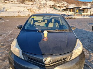 2013 Toyota Vitz III (XP130), чёрный, 850000 рублей, вид 1