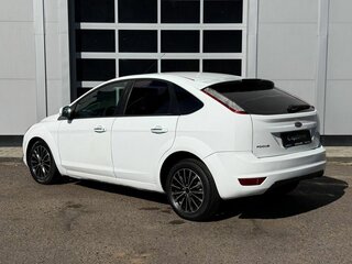 2010 Ford Focus II Рестайлинг, белый, 426000 рублей, вид 3