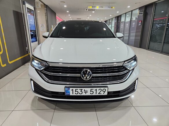 2023 Volkswagen Jetta VII Рестайлинг, белый - вид 1