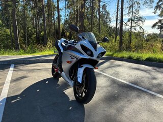 2010 Yamaha YZF-R1, серебристый, 800000 рублей, вид 1