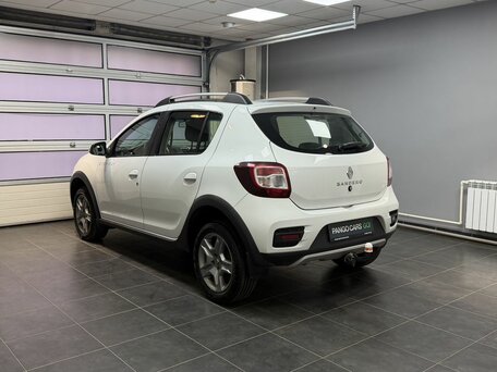 2020 Renault Sandero Stepway II Рестайлинг, белый, 1125000 рублей, вид 4