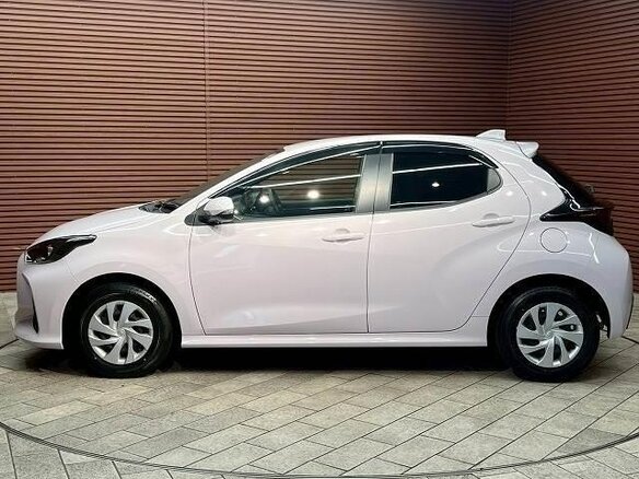 2023 Toyota Yaris IV, белый - вид 7