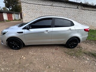 2013 Kia Rio 5-speed III, серебристый, 700000 рублей, вид 5