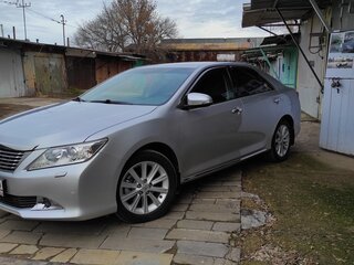2011 Toyota Camry VII (XV50), серебристый, 2250000 рублей, вид 3