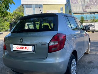 2013 Skoda Fabia II Рестайлинг, серебристый, 540000 рублей, вид 3