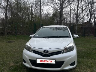 2012 Toyota Vitz III (XP130), белый, 560000 рублей, вид 2