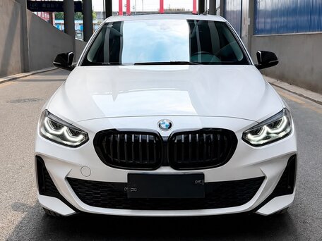 2023 BMW 1 серии 120i III (F52) Рестайлинг, белый, 1450077 рублей, вид 2