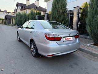 2017 Toyota Camry VII (XV50) Рестайлинг 2, серебристый, 3200000 рублей, вид 2