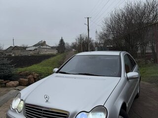 2005 Mercedes-Benz C-Класс 180 II (W203) Рестайлинг, серебристый, 700000 рублей, вид 3