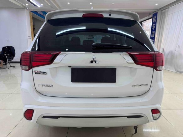 2022 Mitsubishi Outlander III Рестайлинг 3, белый, 1800000 рублей - вид 4