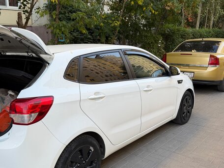 2015 Kia Rio III Рестайлинг, белый, 1100000 рублей, вид 5
