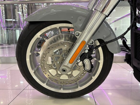 2024 Harley-Davidson Fat Boy, серый, 2550000 рублей - вид 3