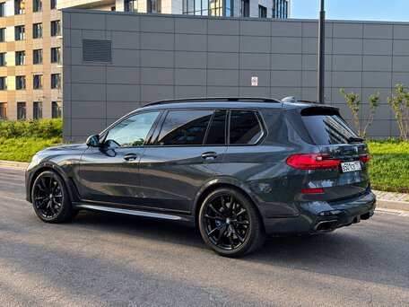2021 BMW X7 M50i I (G07), серый, 7950000 рублей, вид 1