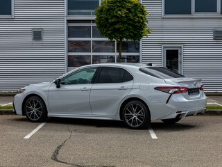 2022 Toyota Camry US Market VIII (XV70) Рестайлинг, белый, 3195000 рублей, вид 4