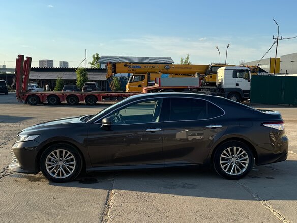 2018 Toyota Camry VIII (XV70), серый, 2450000 рублей - вид 3