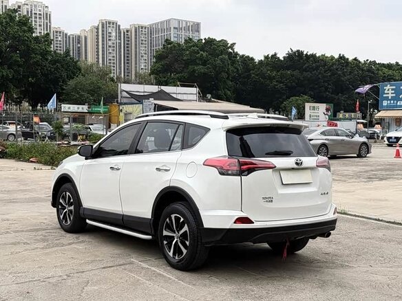 2018 Toyota RAV4 IV (XA40) Рестайлинг, белый, 1750000 рублей - вид 2